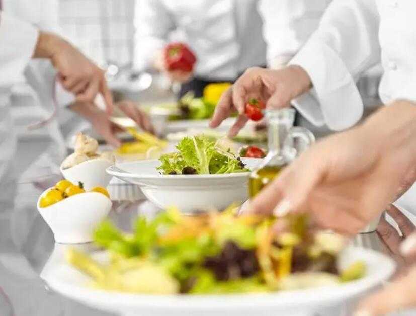 預(yù)制菜包裝機(jī)：提高效率、保持新鮮度的利器